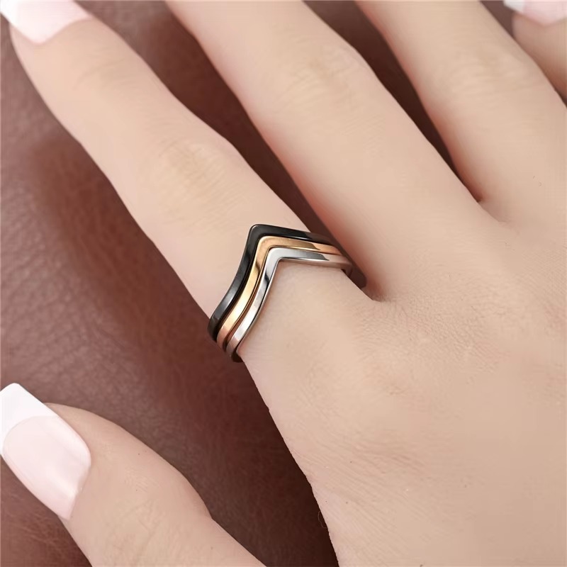 Minimalist Irregular Chevron V - Minimalist Ring Stackable recension och pris