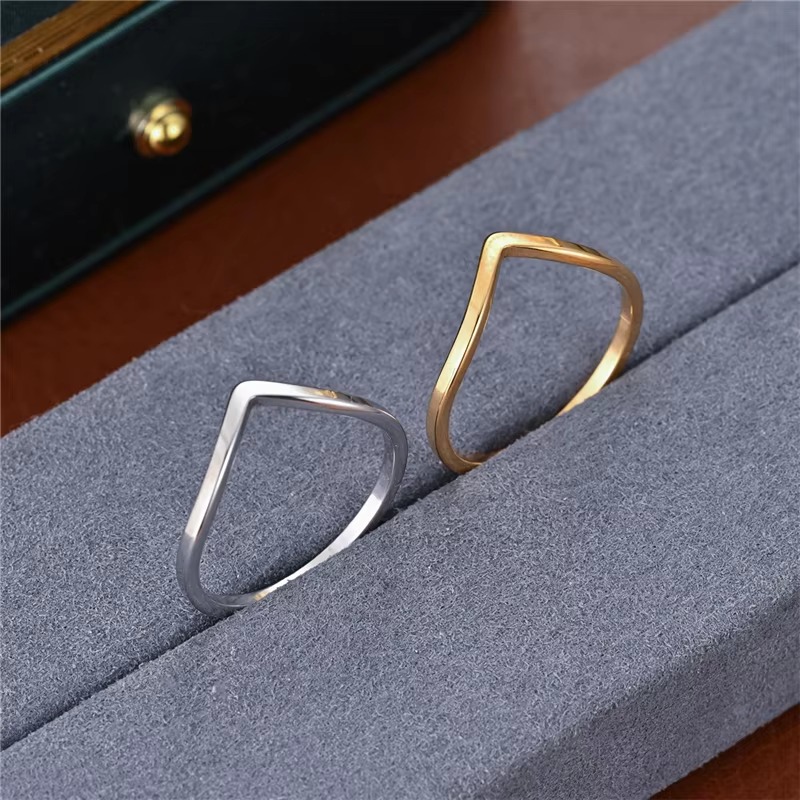 Minimalist Irregular Chevron V - Minimalist Ring Stackable recension och pris